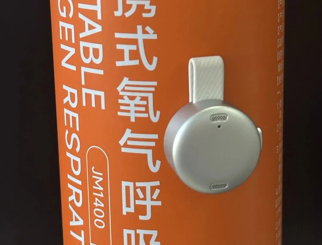 AI录音豆吸附在便携氧气瓶上