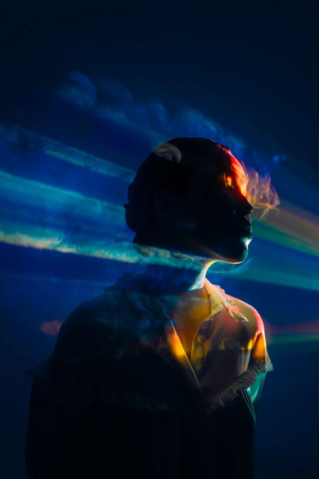 侧脸人物剪影与彩色光线效果