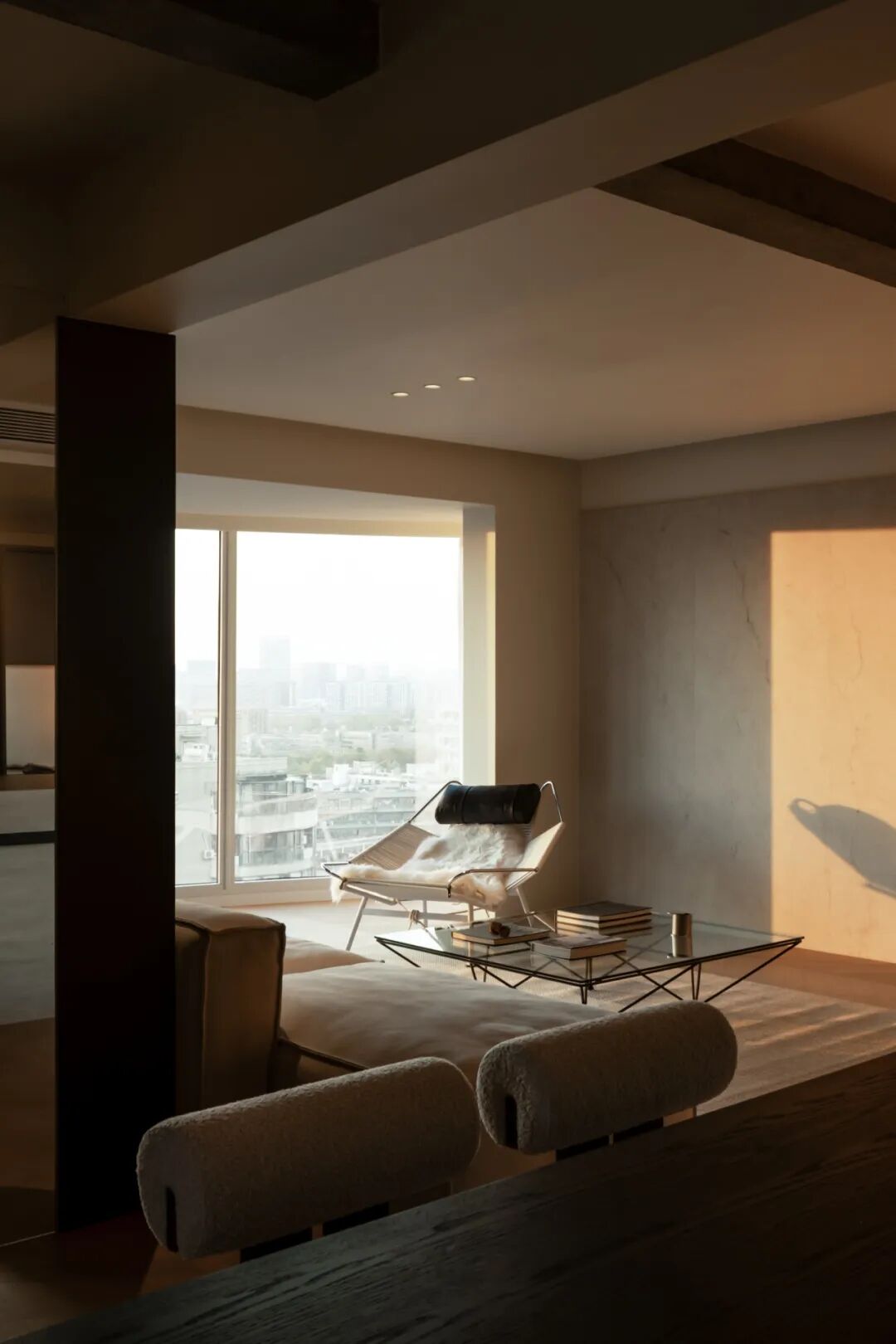 暖光下的客厅休闲场景