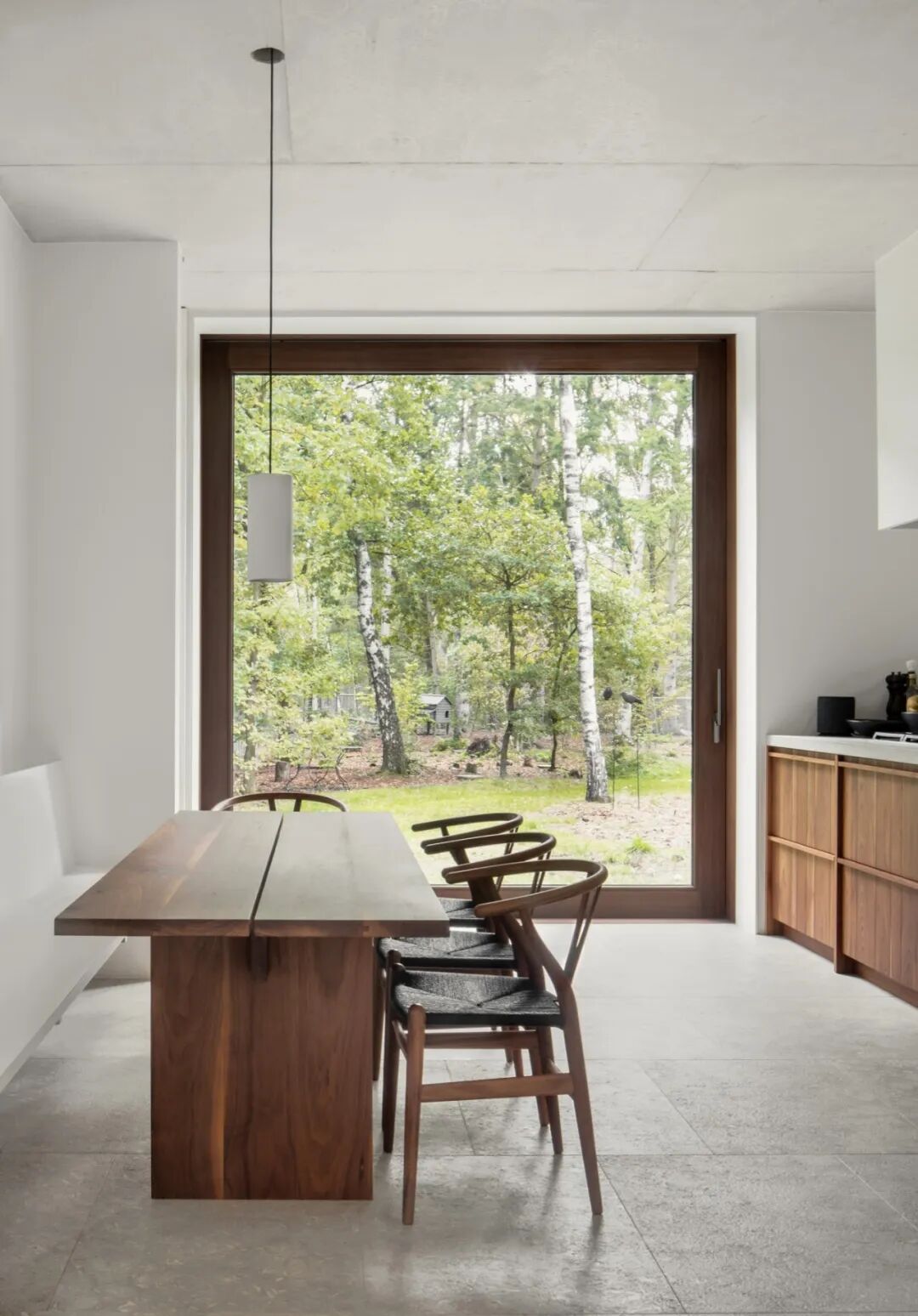House J室内用餐区与森林景观