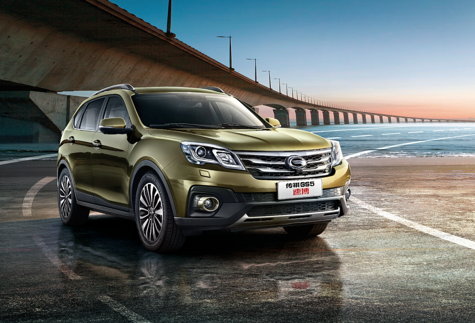 传祺GS5 SUV停在海边公路，背景是大桥与夕阳