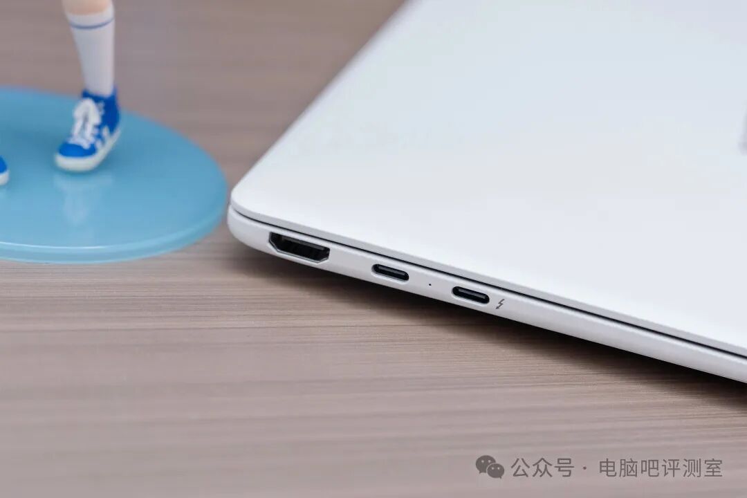 机身左侧接口:HDMI与雷电4