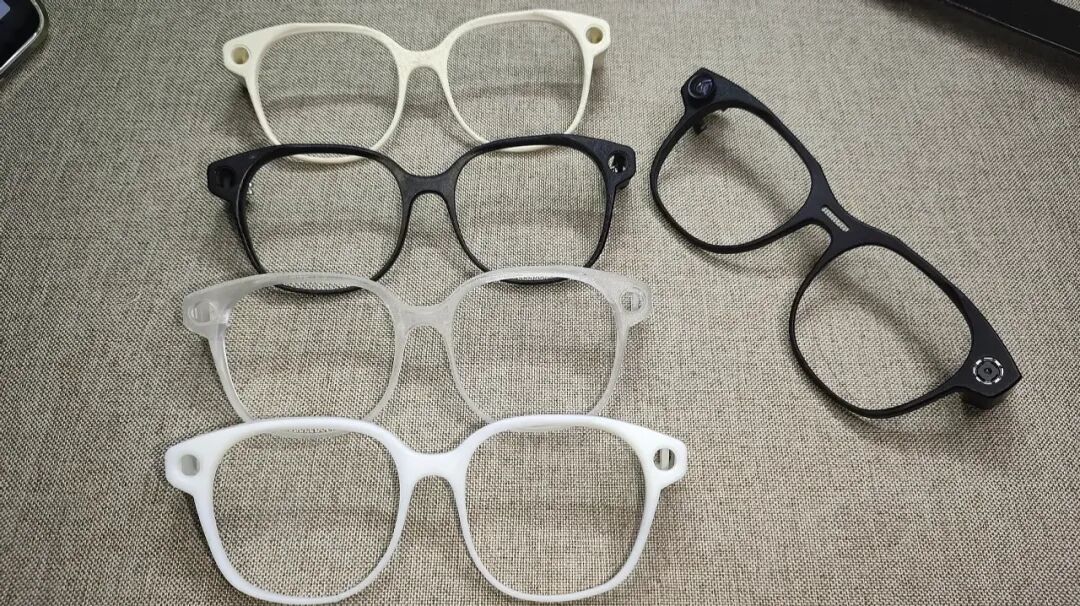 多种颜色 3D 打印眼镜框成品