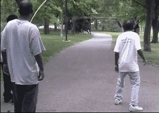 公园被绳子绊倒动图