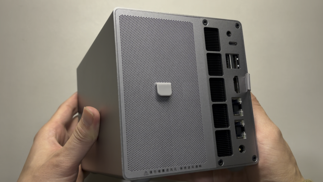 设备背面接口区域