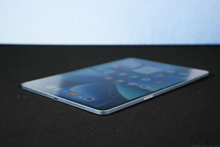 vivo Pad 6 Pro点亮屏幕侧面展示