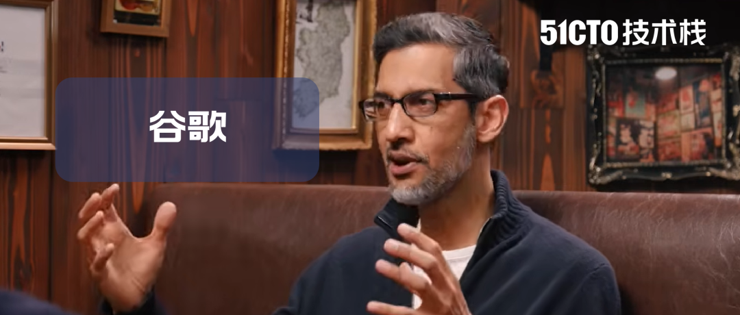 谷歌CEO Sundar Pichai手持麦克风在沙发上讲话