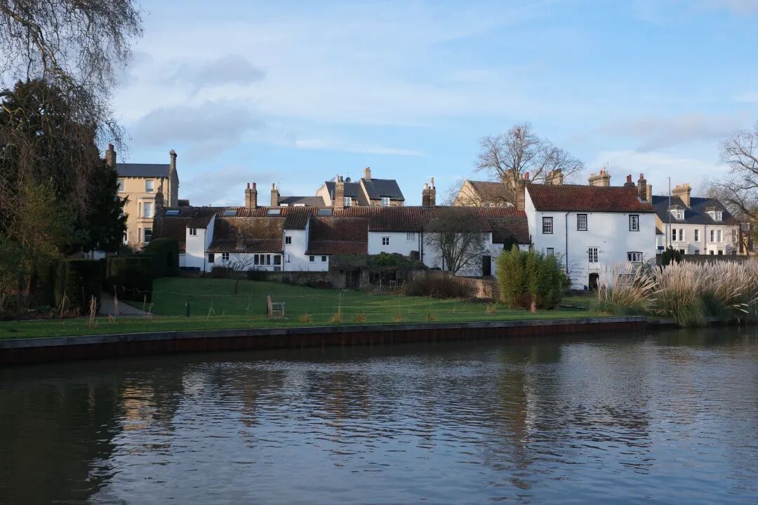 河畔排列的英式乡村风格白色房屋
