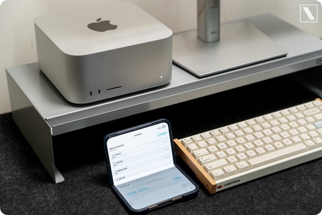 Mac Studio与iPhone Duo桌面组合,CANDYSIGN机械键盘