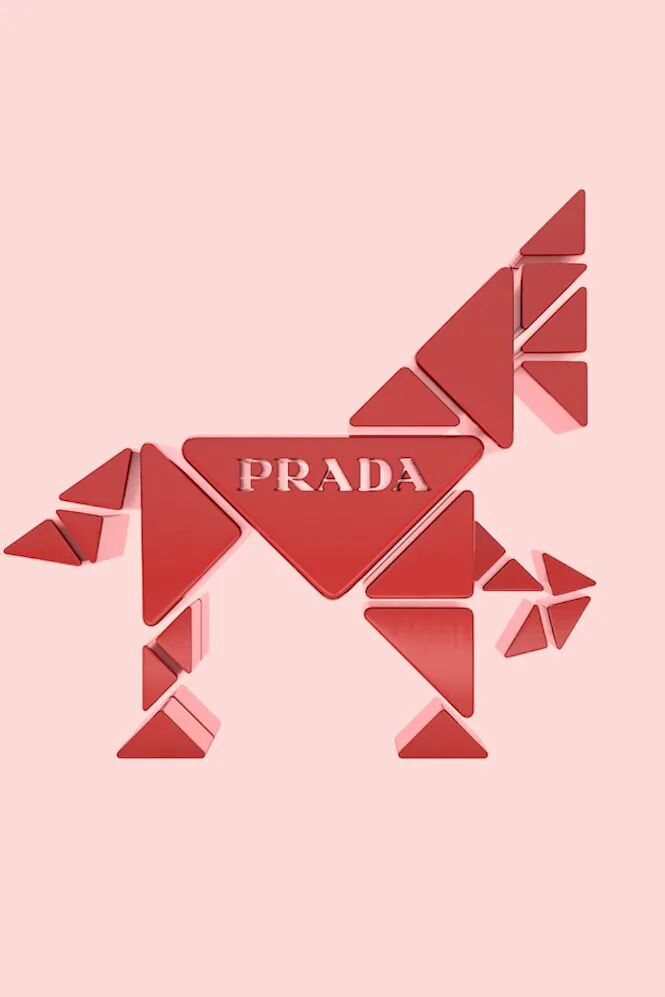 红色背景海报：PRADA字样嵌于红色几何马形中，背景浅粉