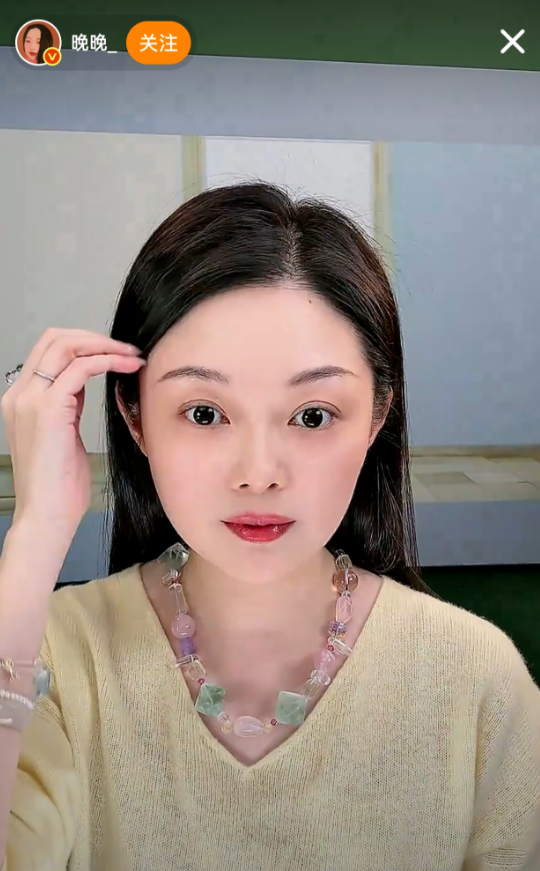 晚晚直播推广画面:浅黄色V领针织衫造型