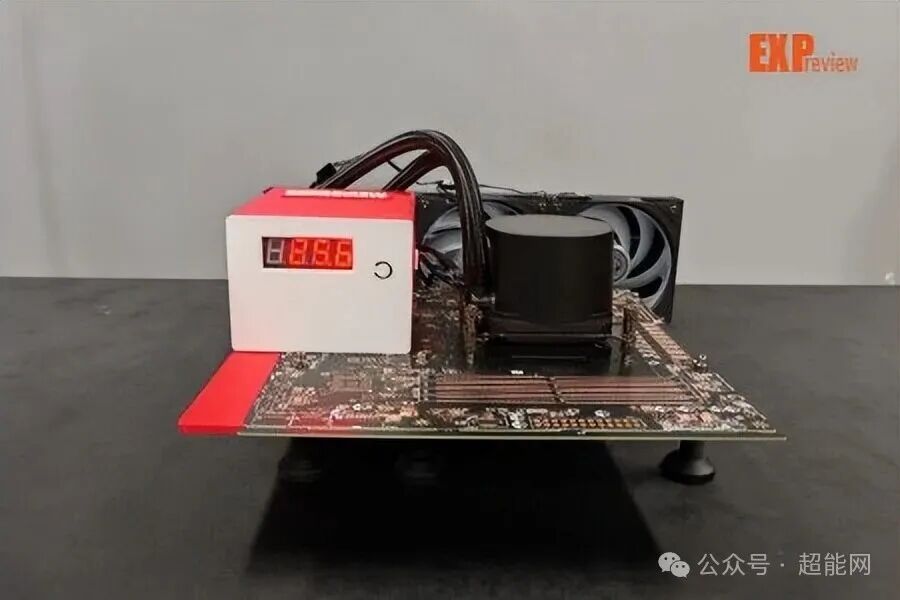 压力测试环境下主板与散热器的安装状态，读数显示82.5