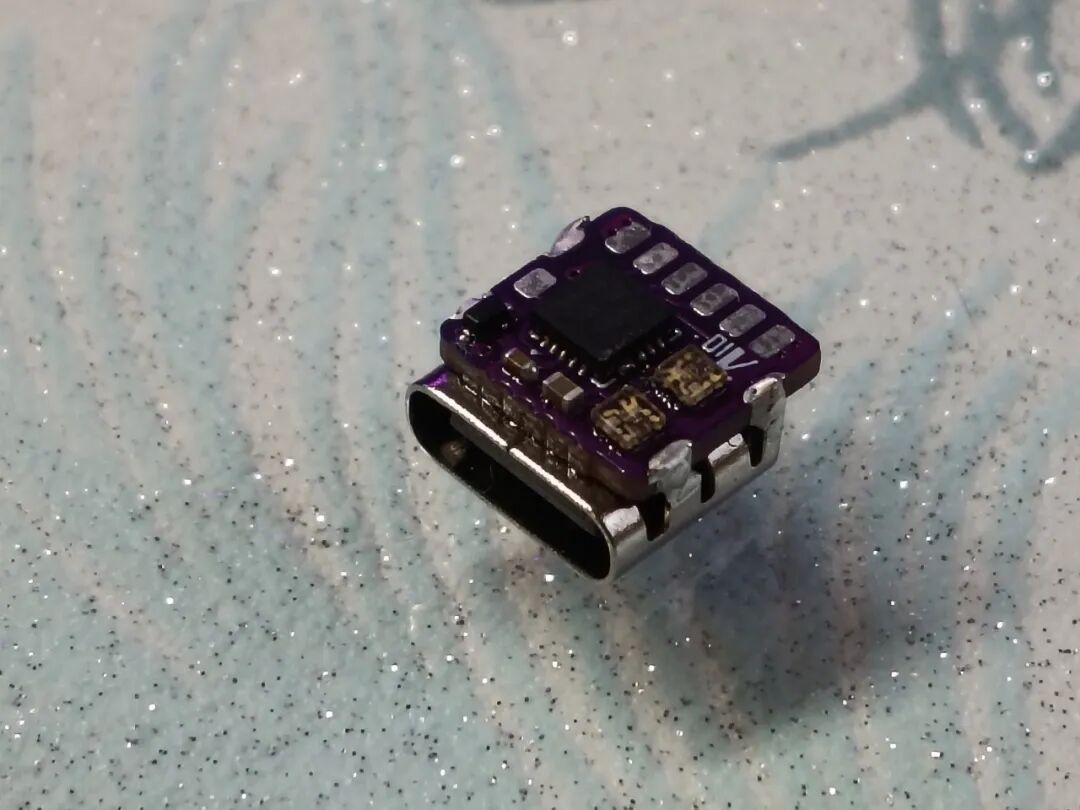 紫色微型AngstromIO开发板特写