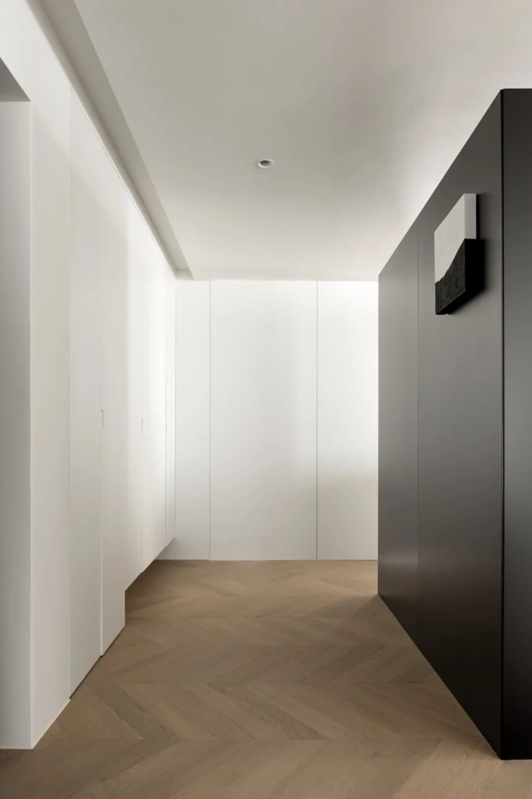 极简风格室内走廊，白色嵌入式柜体