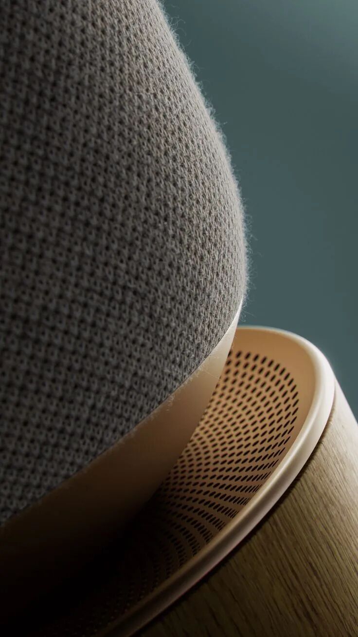 特写展示带有针织纹理与网状结构的音箱细节