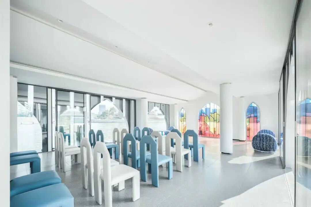 礼堂室内儿童桌椅区与彩色玻璃窗