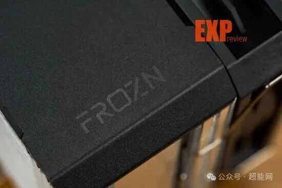 顶盖FROZN字样特写