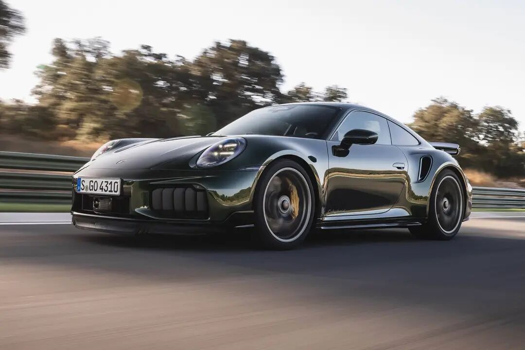 保时捷跑车高速行驶