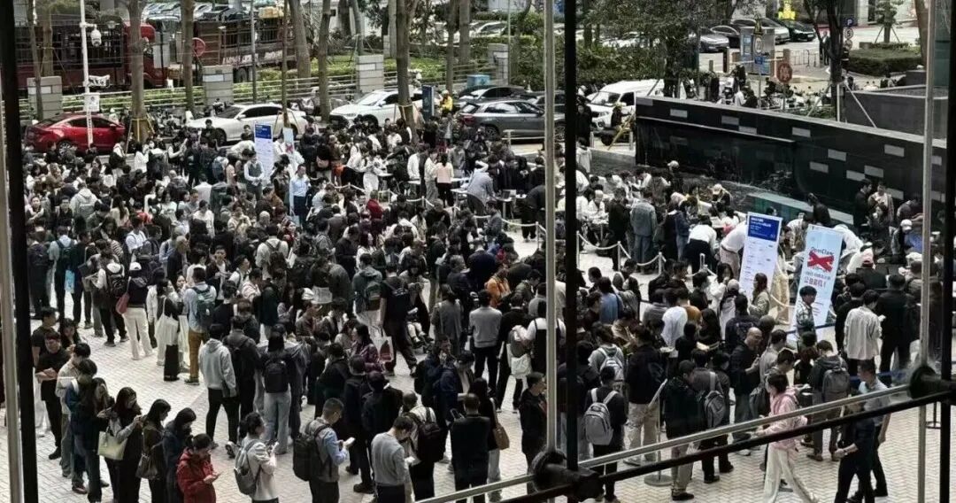 OpenClaw安装活动现场人群聚集图