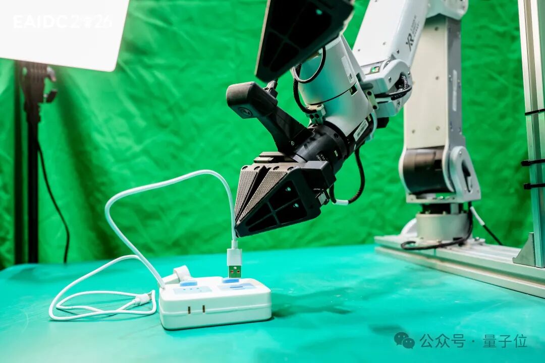 机器人尝试将USB线插入插座