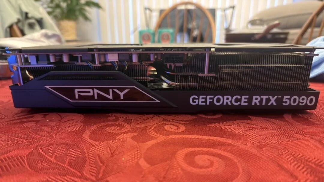 RTX 5090整机16针接口烧毁，经销商与显卡商互相甩锅拒保