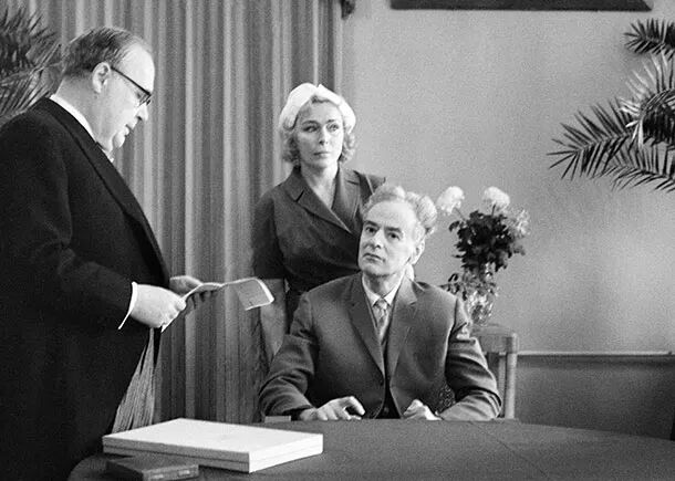 时枝正思考微积分题目时参考的朗道传记照片