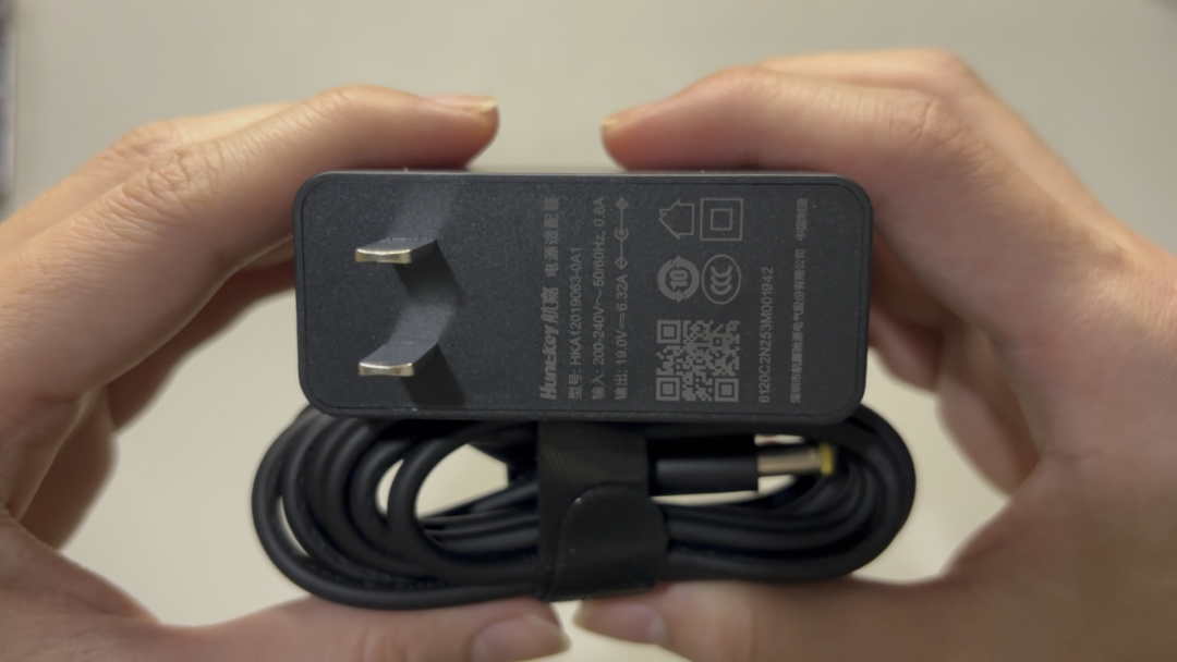 黑色航嘉电源适配器特写