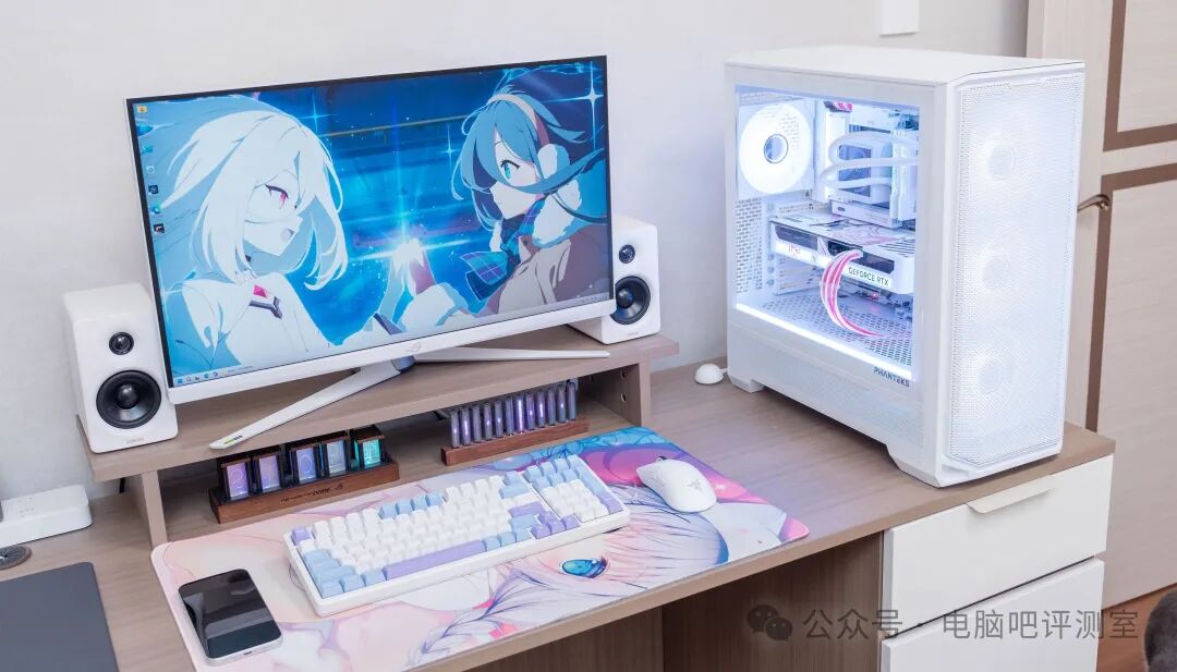 白色主题桌面搭配展示，包含显示器、音箱与侧透主机