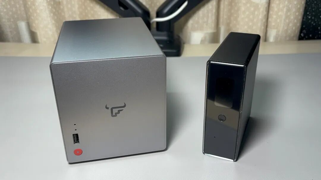 飞牛FN EVO2 NAS与瓦力W150 UPS并排摆放