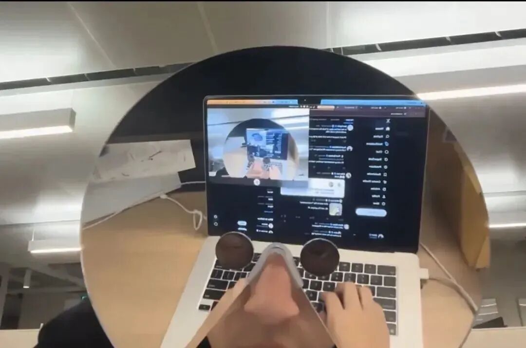 俯视角度拍摄用户使用笔记本电脑,屏幕显示视频播放界面和评论区