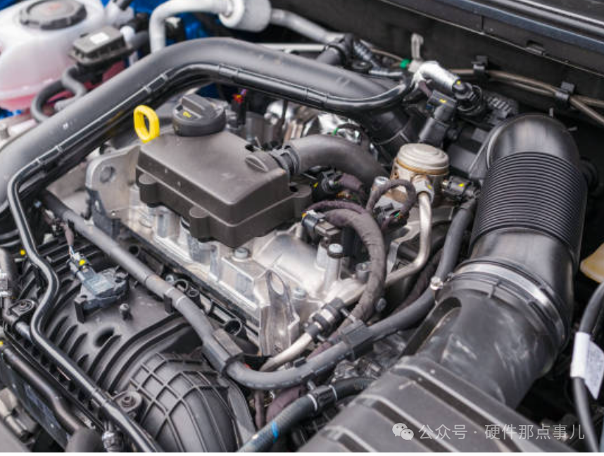 汽车发动机舱特写