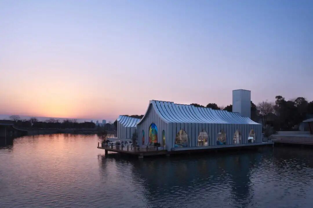 夕阳下的天鹅湖礼堂建筑与倒影