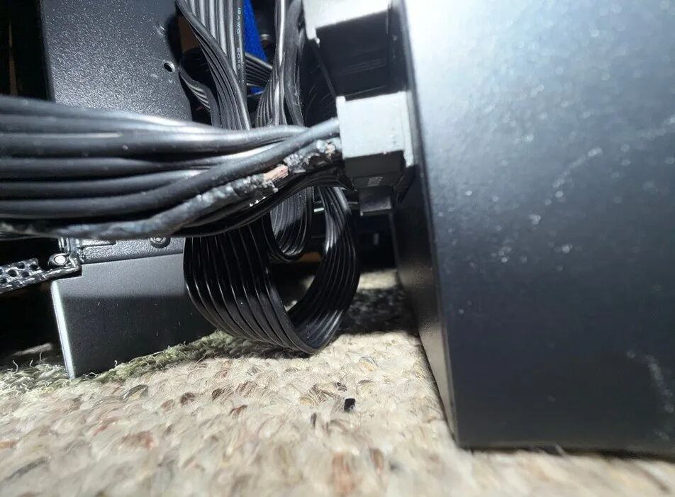 烧焦破损的模组电源线缆露出铜线
