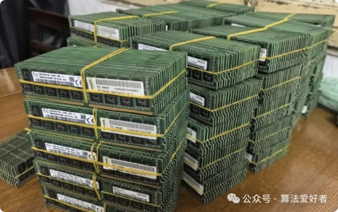 大量贴有条形码的绿色内存条被黄色扎带捆绑