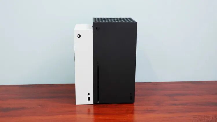 并排放置的黑色与白色Xbox Series X主机