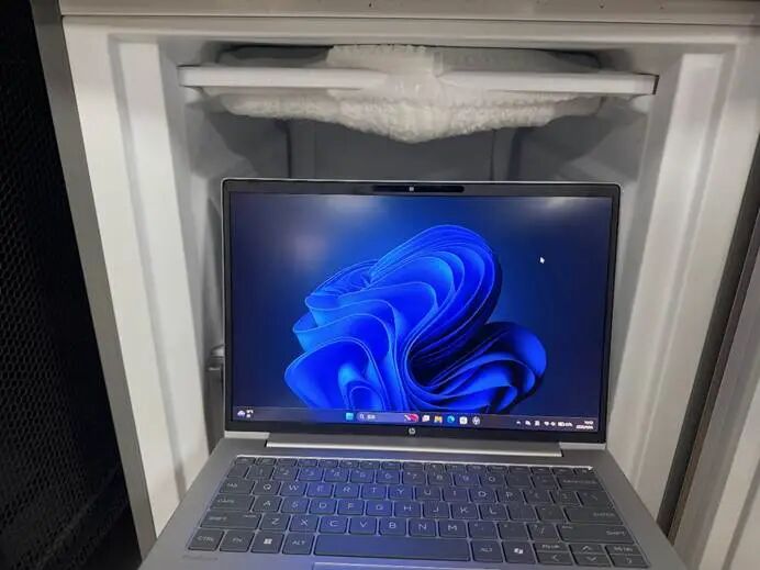 笔记本在冰箱中开机壁纸