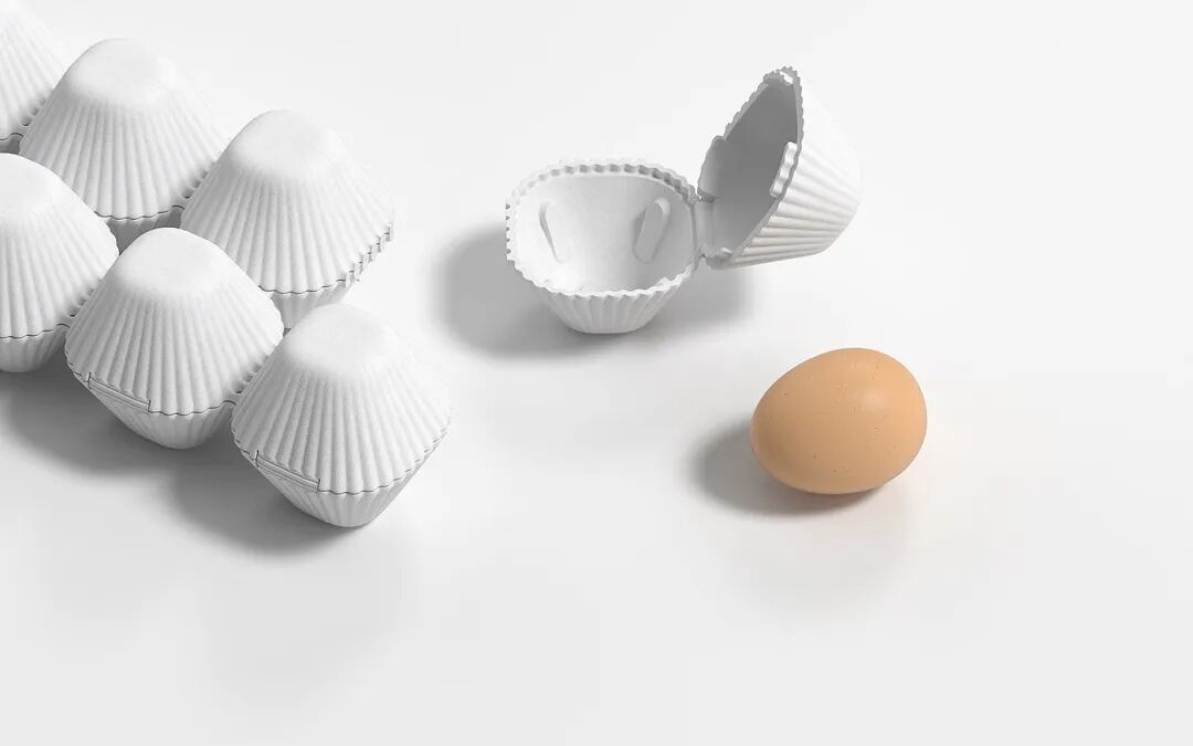 白色褶皱设计的蛋形保护壳与棕色鸡蛋