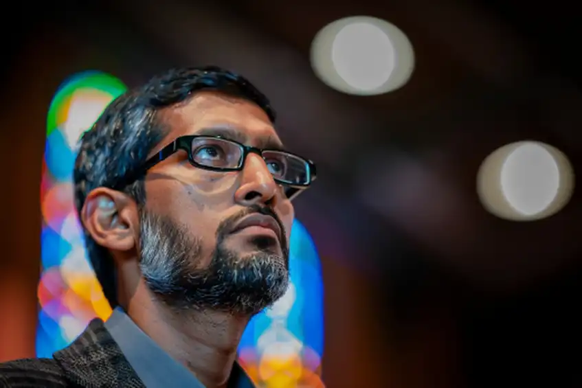 谷歌CEO桑达尔・皮查伊侧脸沉思特写