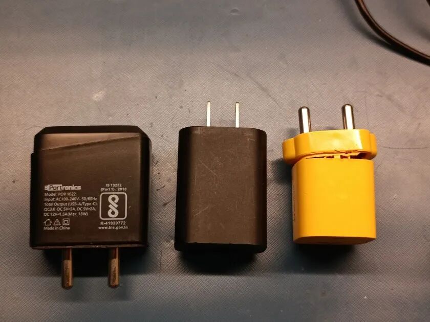 三个充电器并排对比图，展示黄色充电器与18W和5V充电器的尺寸差异