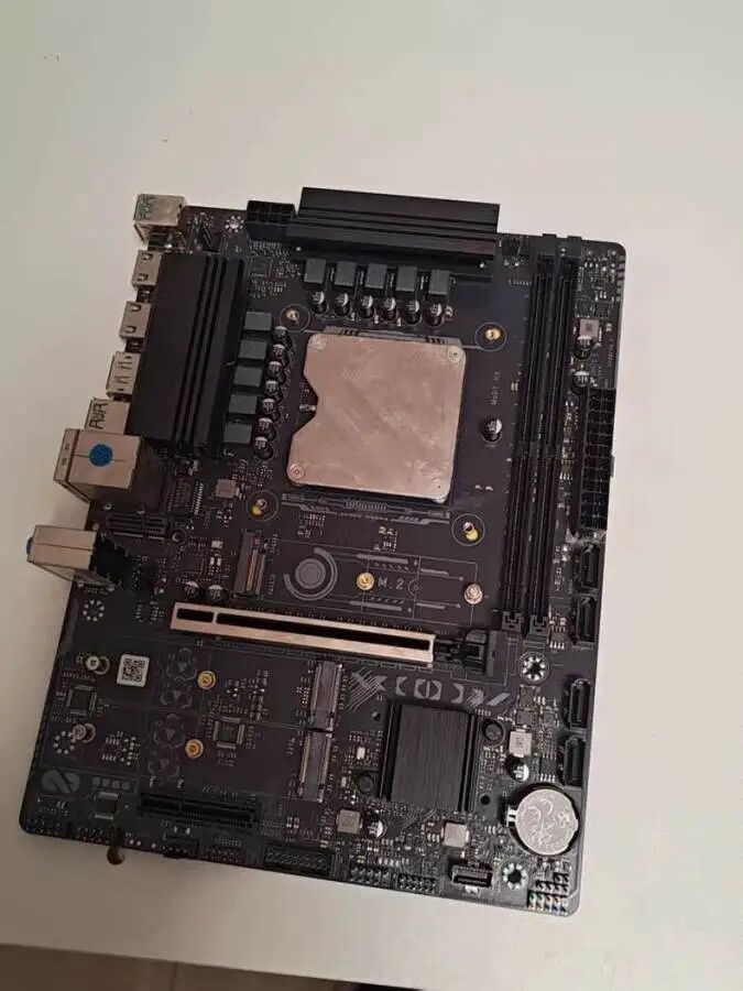 i9-13980HX MoDT 主板正面,处理器焊死并盖铜片,四条 DDR4 内存槽