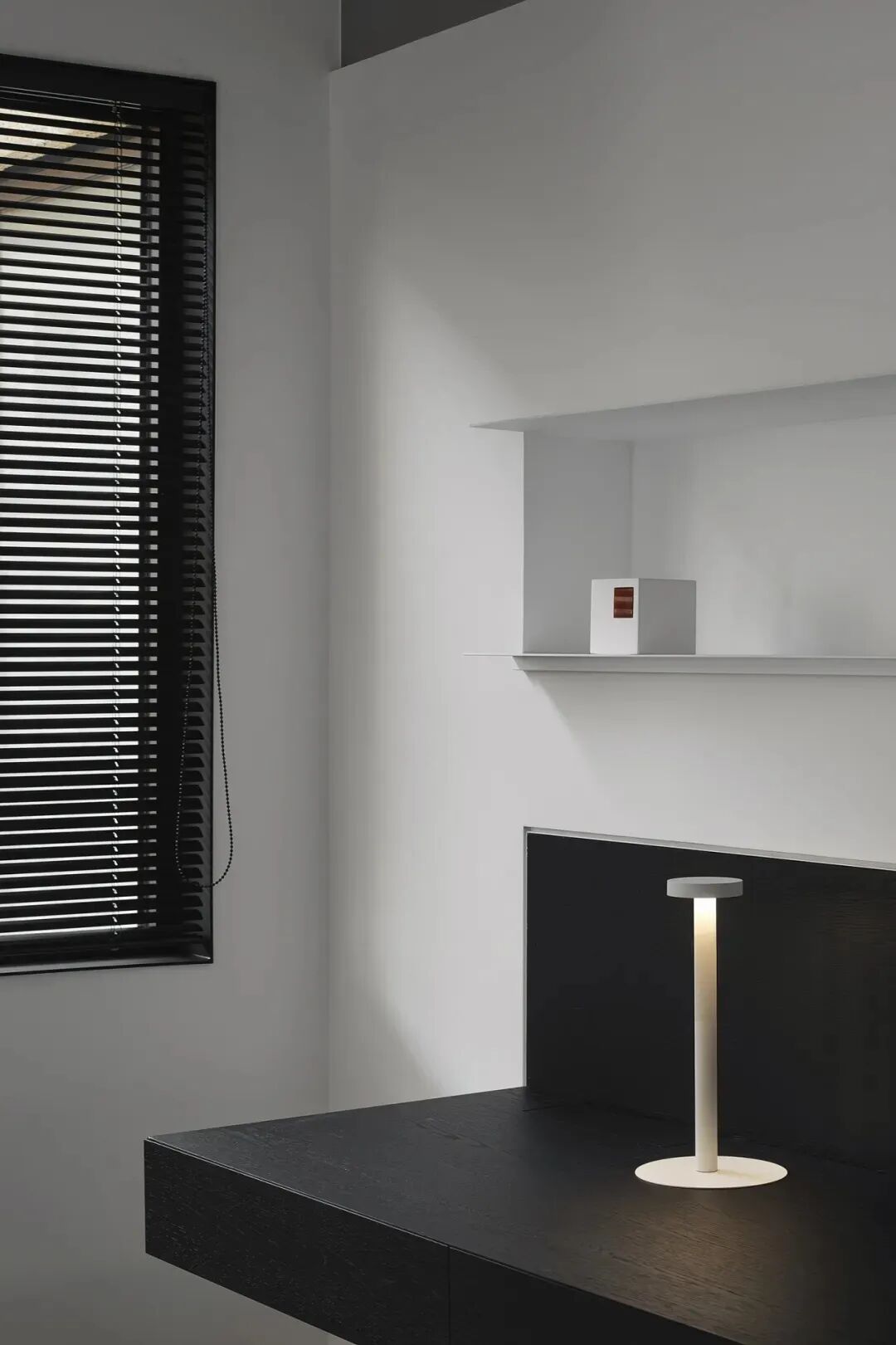 书房黑色百叶窗与白色台灯