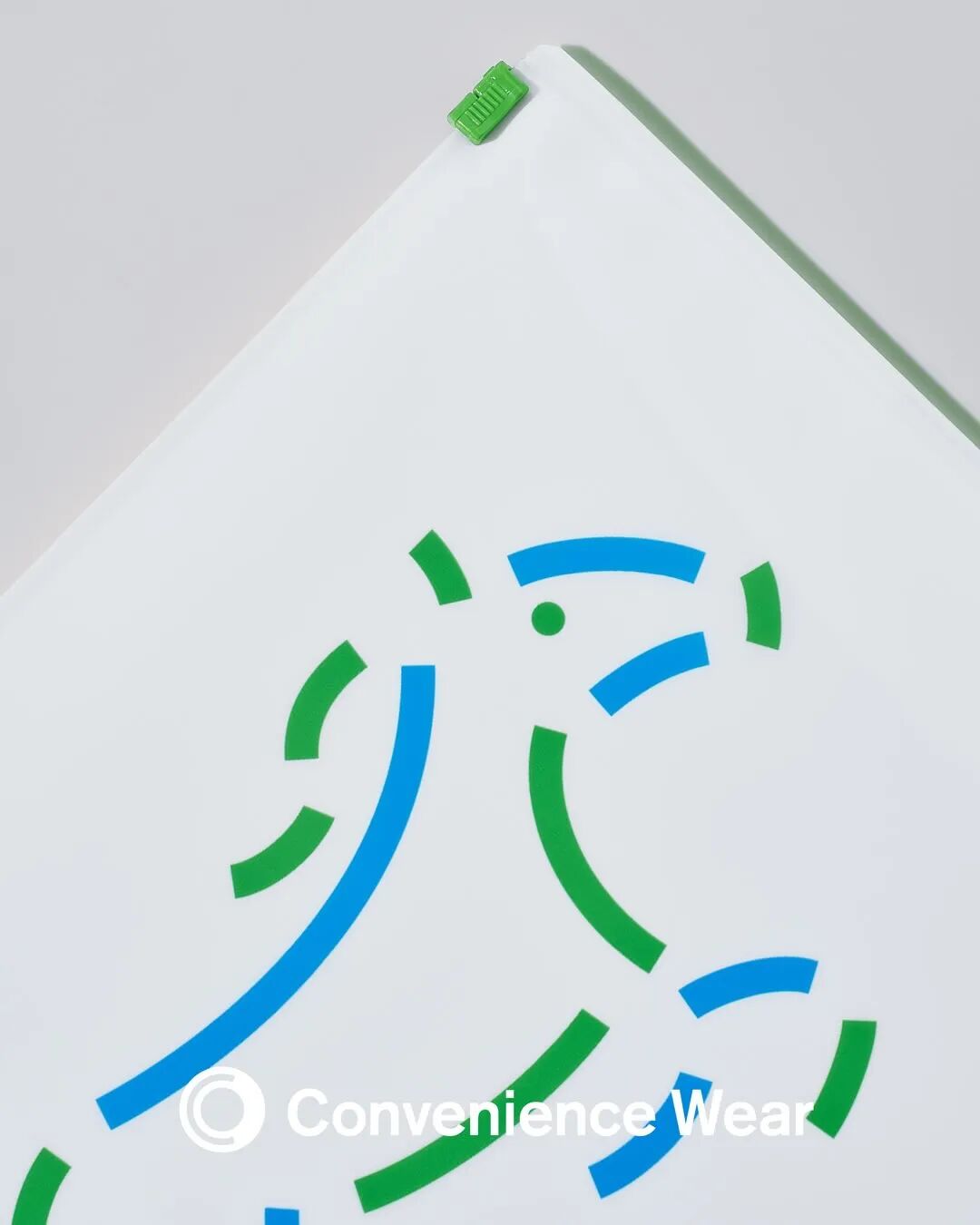 蓝绿弧线抽象图案，形似奔跑人形，下方“Convenience Wear”字样