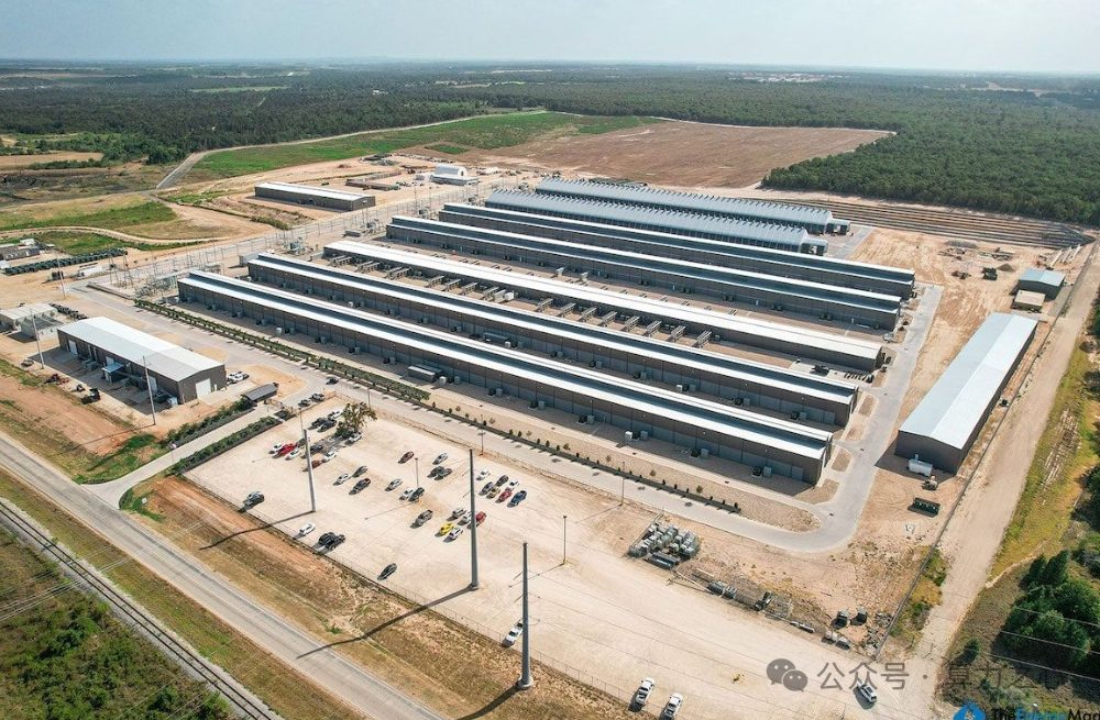 航拍视角下的大型工业厂区，包含多排长条形厂房建筑