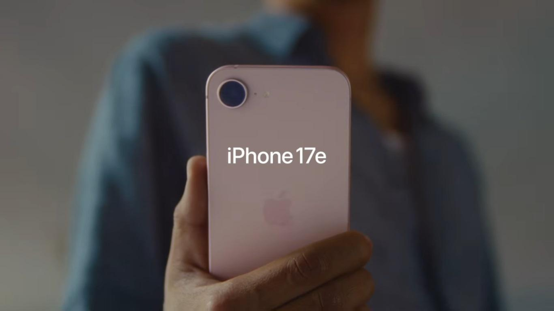 手持粉色iPhone 17e展示图