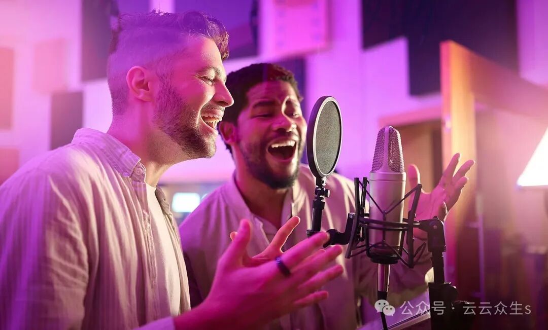 两位音乐人在专业录音棚中投入地演唱，背景为紫色灯光氛围