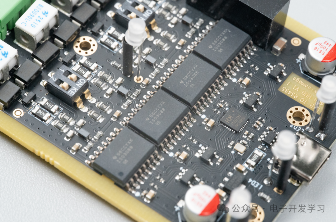 USB转RS-485隔离模块电路板特写