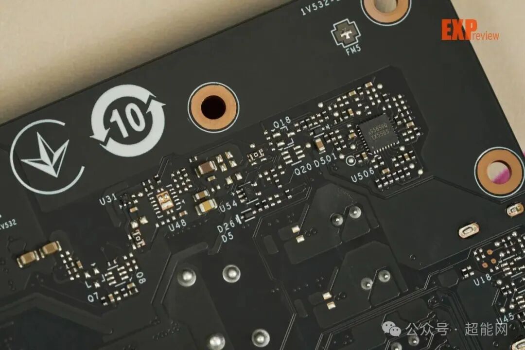 显卡PCB上电源监控芯片特写