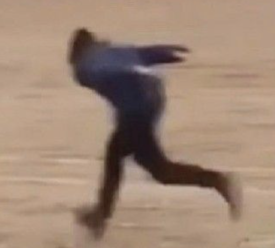 沙地上奔跑的模糊人影