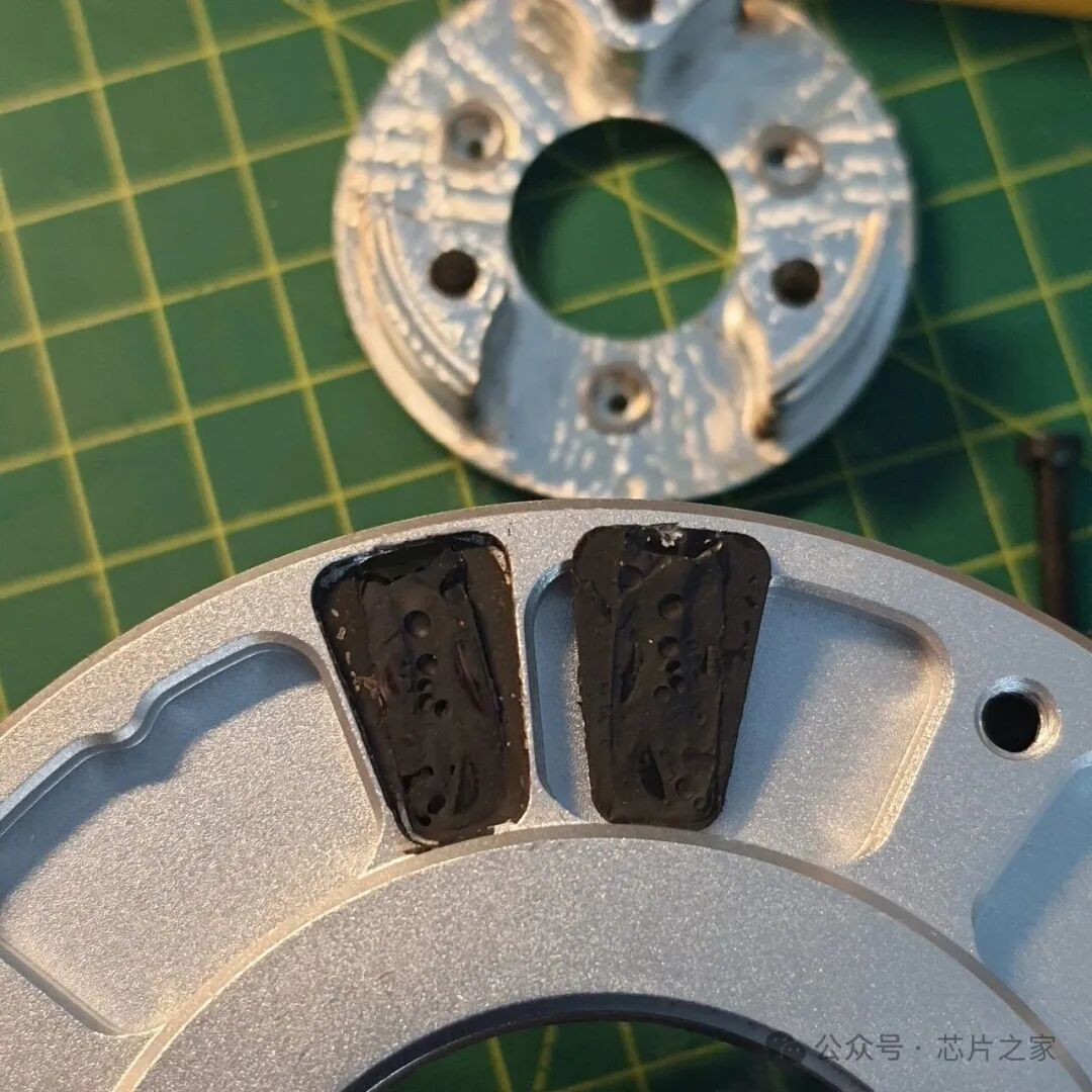 前碳纤维板及密封胶细节