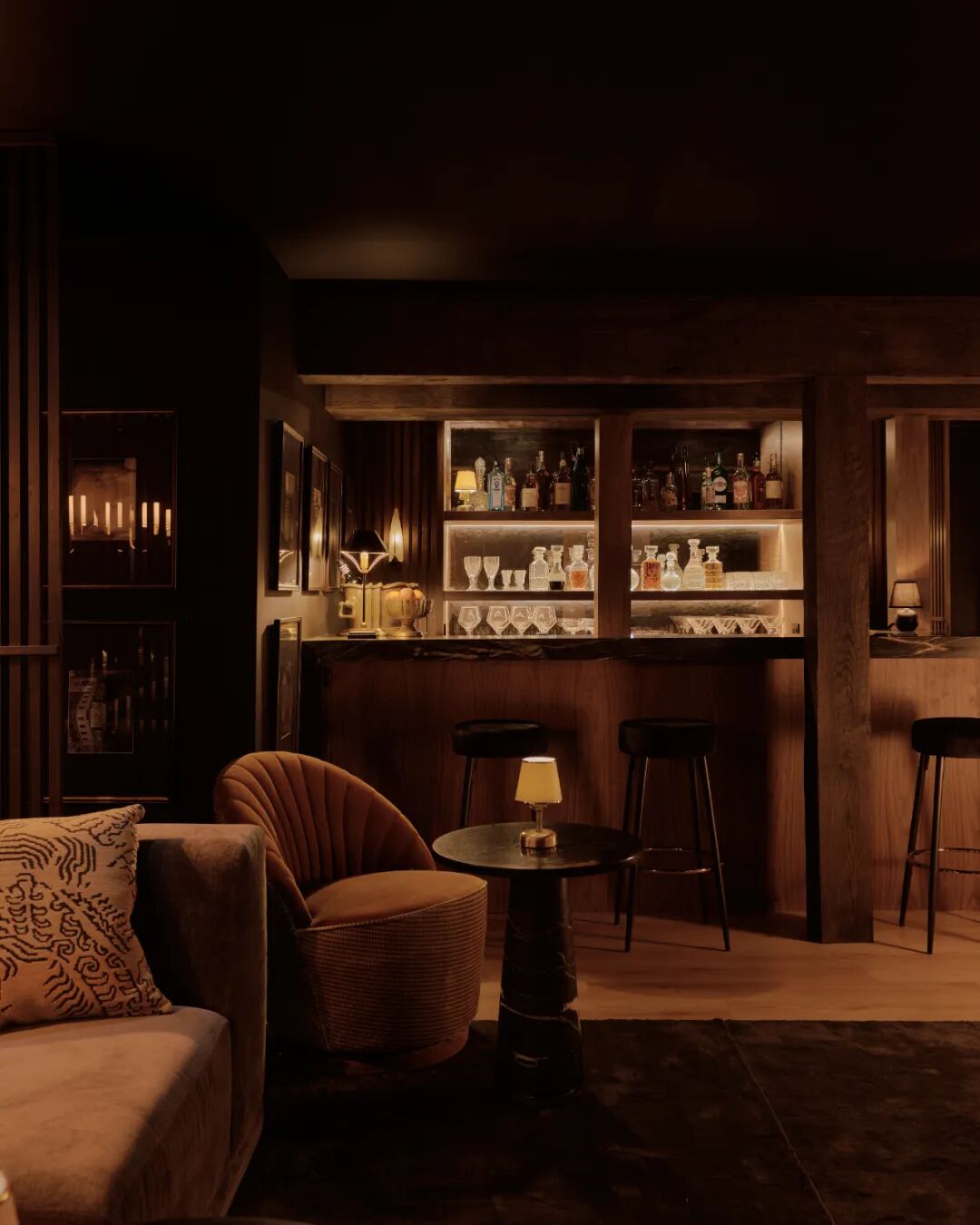 昏暗温馨的室内酒吧场景